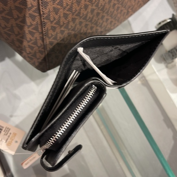 MICHAEL KORS
Medium Crossgrain Leather Wallet
Black 
NWT - Picture 6 of 16